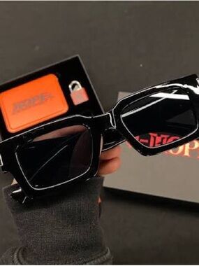 J-Hope, Hope On The Stage VIP gift box sunglasses